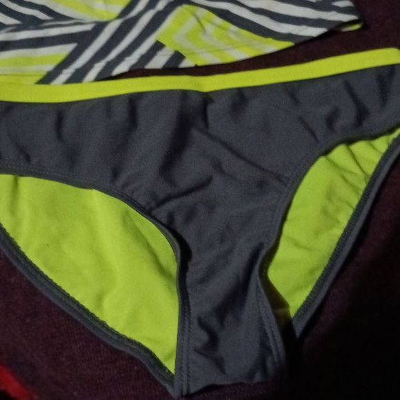 Girls bathing suit - Picture 2 of 3